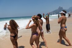 Бразильские женщины устроили голый протест за право загорать топлесс