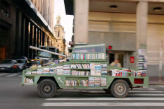 Страшное оружие массового образования: художник создал танк для... раздачи книг (видео)