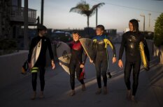 История из жизни: Эти пятеро друзей до школы каждое утро занимаются… серфингом