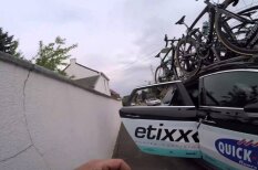 GoPro ВИДЕО: как механики меняют велосипеды во время велогонки Tour de France