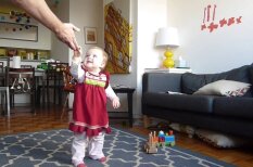 Люси учится ходить: трогательное видео попыток малышки сделать первые шаги