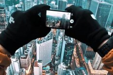 ВИДЕО: Россияне взломали рекламное табло небоскреба в Гонконге и сняли про это видео