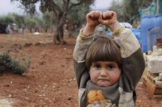 Фото 4-летнего сирийца, &quot;сдающегося&quot; фотожурналисту, разобьет твое сердце