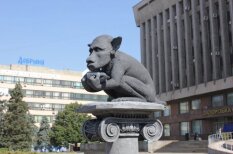 Ukrainā uzstādīta, iespējams, pati smieklīgākā Putina skulptūra