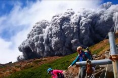 ВИДЕО: Извержение вулкана Онтакэ с расстояния в несколько сотен метров