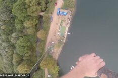 ВИДЕО: британец прыгнул с высоты в 70 метров и обмакнул печенье в чай