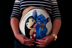 Художница рисует картины на животиках беременных женщин