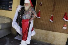 Ziemassvētku vecītis, kurš slēpj tetovējumus