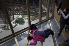 Eifeļa tornis kļuvis vēl draudzīgāks selfijiem