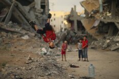 Заниматься паркуром, а не войной — выбор подростков Газы после войны с Израилем