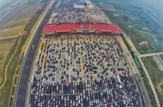Ķīnieši izveido &#x27;korķi&#x27; uz šosejas, pa kuru var braukt 50 joslās