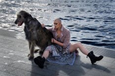 Foto: Krievijā populāra dejotāja pozē Daugavmalā ar milzu suni