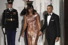 Mišela Obama apžilbina pēdējās vakariņās pirmās lēdijas godā