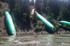 Редкие фотографии: поезд &quot;уронил&quot; в реку фюзеляжи Boeing 737