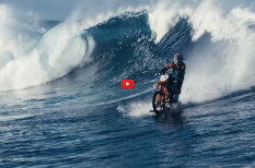 ВИДЕО: Бешеный австралиец гоняет по морю на мотоцикле, словно у себя во дворе