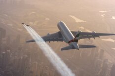 Сорвиголовы с реактивными ранцами полетали рядом с Airbus A380 (безумное видео)