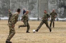 Britu un vācu karavīri Afganistānā izspēlē vēsturisko Ziemassvētku pamiera futbola maču