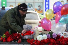 Цветы, игрушки, шоколадки: простые люди почтили память убитой в Москве девочки