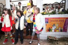 Comedy Latvia: kā latviešu rotaļas degradē bērnus