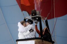 Под Екабпилсом попытались установить рекорд Гиннесса по числу свадеб в воздухе