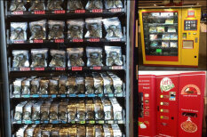 Марихуану, канцтовары, мясо. Что продают 16 самых странных в мире торговых автоматов
