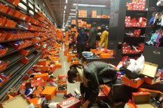 Жадные до скидок &quot;Черной пятницы&quot; покупатели разгромили магазин Nike