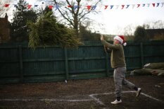 В Великобритании прошел чемпионат по метанию рождественских елок