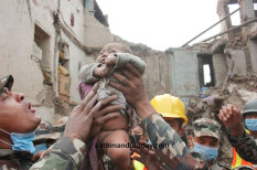 Родился в рубашке: в Непале из-под завалов достали чудом выжившего младенца