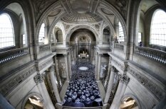 Парижский Пантеон украсили лицами тысяч простых людей