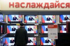 Приказано — зомбировать: 18 отличных фото телевизоров с Путиным внутри