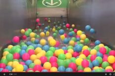 Дзен-ВИДЕО: что будет, если движущийся вверх эскалатор засыпать шариками?