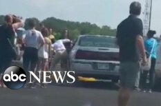 ВИДЕО: Женщина три минуты разбивала окно раскаленной машины с 2-летней девочкой внутри