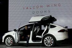 Tesla представила Model X — с вертикальными дверьми и кнопкой &quot;биотревоги&quot;