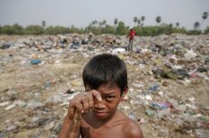 Atkritumu cilvēki: kā nabadzīgie ļaudis dzīvo Kambodžā