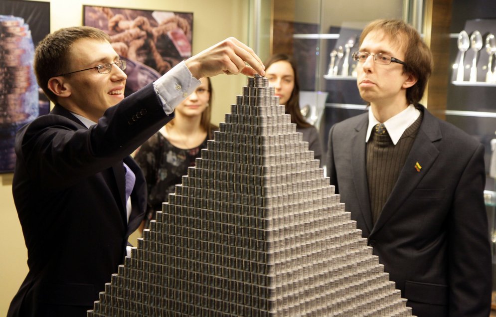 Lietuvieši atvadās no litiem ar iespaidīgu miljons centu piramīdu