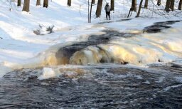 Fotoreportāža: Iecavas upe ledus skavās