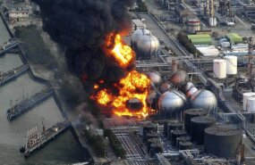 Япония: пожары на АЭС и падение шпиля телебашни