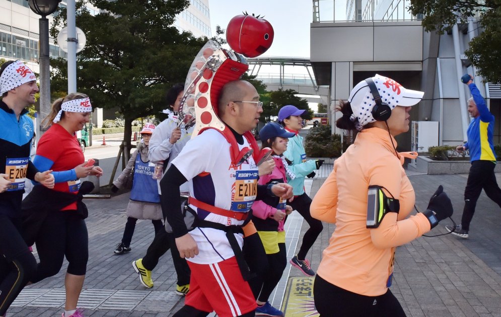 Apķērīgs japānis izgatavo tomātu robotu - palīgu maratonistiem