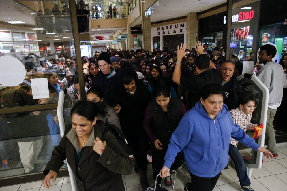 Black Friday: покупательское безумие в магазинах США и Европы (+как в нем участвовать)