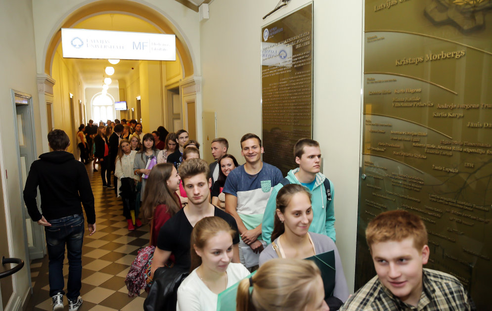 Жажда знаний: прекрасные девушки и юноши в очереди в Латвийский университет