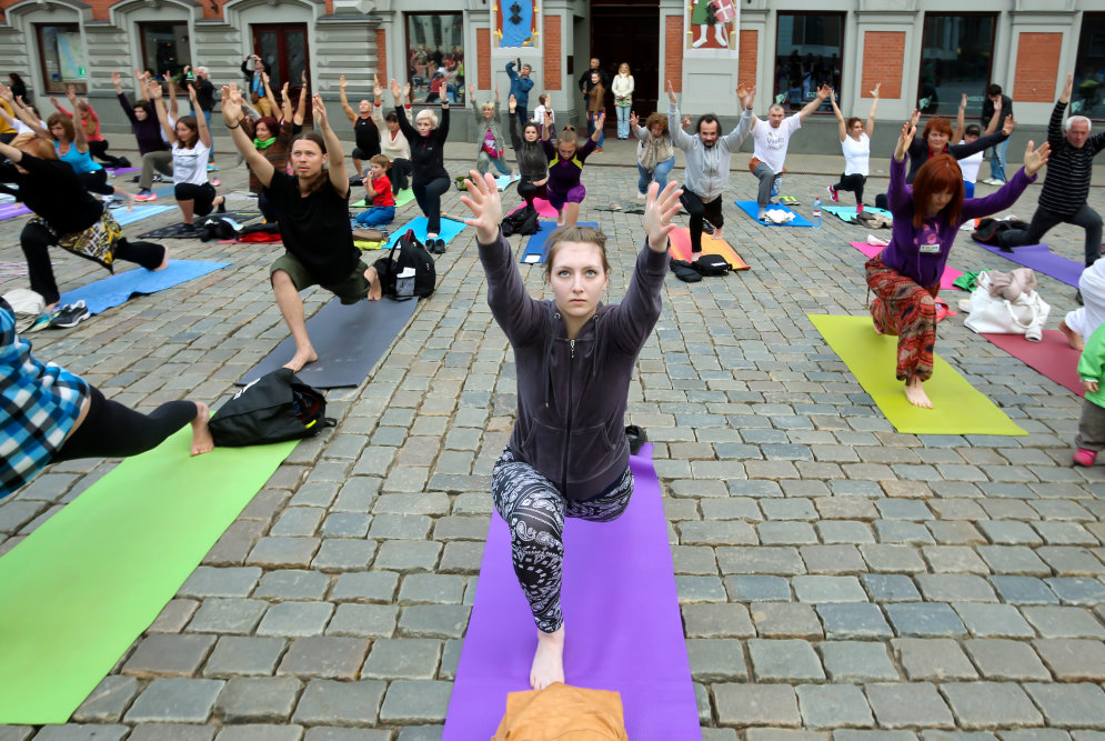 Йоги на Ратушной площади устроили позитивный флешмоб