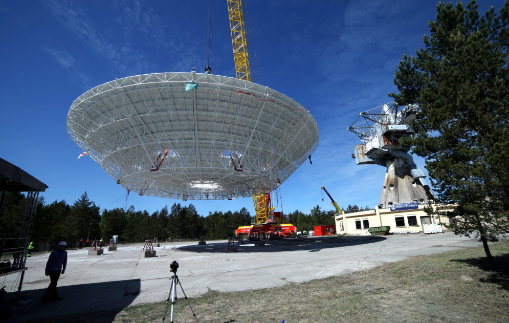 В Ирбене под взглядами тысяч людей водрузили на место антенну радиотелескопа RT-32
