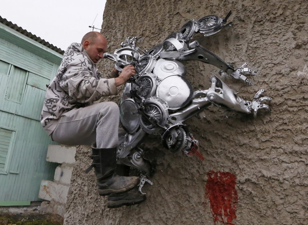 Krievu mehāniķis garāžā rada metāla mākslu