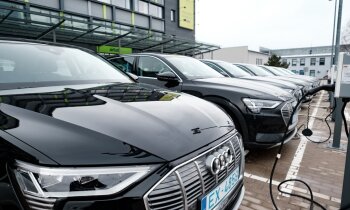 Deviņus gadus veci elektroauto un jauni 'Audi' – kādas automašīnas ir valsts uzņēmumos