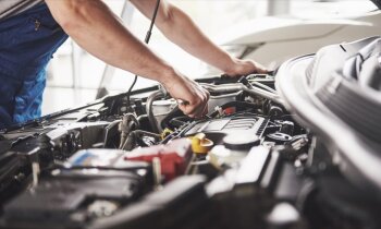 Auto tehnisko apskati varētu veikt arī autoservisā; samazina jaunu auto apskates biežumu
