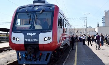 No Rīgas līdz Tallinai ar vilcienu: ilgs ceļojums ar nīkšanu stacijā