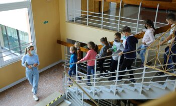 Faktu pārbaude: Orāli ievadāmu Covid-19 vakcīnu nav; skolēnus piespiedu kārtā nepotēs
