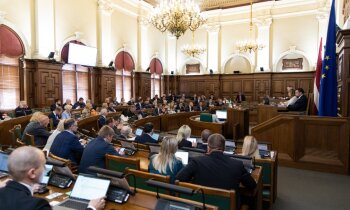 'Jebkurš saprot latviešu valodu' – deputāti iekarst debatēs par aģitāciju krieviski
