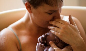 Video: Līnas pieredze, pašai noķerot savu mazulīti ūdensdzemdībās