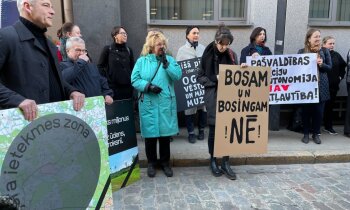 Reportāža: 'Nost ar mobingu!' – protestā prasa atlaist Ogres mēru Helmani